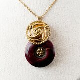 Wボタンのネックレス　チェーンはサージカルステンレス