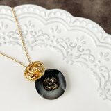 Wボタンのネックレス　チェーンはサージカルステンレス