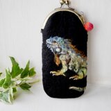 イグアナの縦長羊毛フェルトがま口