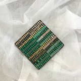 大きめでペンダントにもなる素敵な裂き織りのスクエア型ブローチ（緑色）