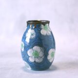 紺地に白い花模様の手描きデザイン花器