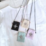手刺繍のお守り袋