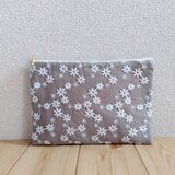 花柄刺繍　大きめ20cmのフラットポーチ　内ポケット　グレージュ　343