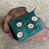 革パッチワークのファスナーポーチ（グリーンの革にポピーの刺繍）03008-20
