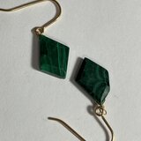 くじゃく石のラフロックカットピアス