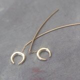 K18　外れない快適ピアス！　チェーンフックの三日月ピアス