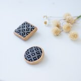 こぎん刺しブローチ　□