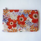 赤いけしの花模様のコスメポーチ