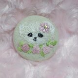 刺繍  ブローチ  犬  マルチーズ と薔薇  アクセサリー  ハンドメイド