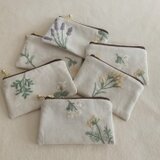 リネン混の草花刺繍小さめぺたんこポーチ