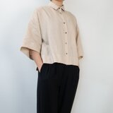 柔らかリネンのゆったりショートシャツ【ミルクティーベージュ・6分袖・貝ボタン】