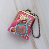小さなビーズ刺繍のがま口 No.73｜ピンクのガーゼ｜ネックレス・バッグチャームにも｜アクセサリーケース｜一点物