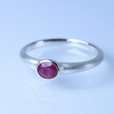 艶やかな紅のルビーのリング