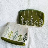 リーフ刺繍のポーチ（キナリ・グリーンティ）