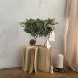 実のものとハーブのグリーンフライングリース