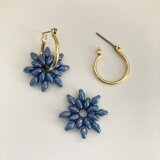 【不透明ブルー】チェコガラス製オーナメントチャームの2wayフープピアス