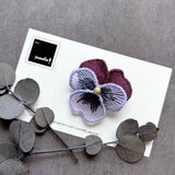 ビオラ刺繍ブローチ(パープル)【受注制作】