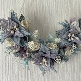 籐のリース　半月型のパープル系のリース（クリスマスリース）