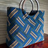 古布大縞の斜め剥ぎの手提げ　丸い木の手