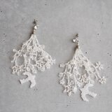 『雪の季節』ビーズのレース風フリンジのピアス/イヤリング　送料無料　箱入り無料ラッピング付【受注】
