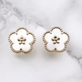 幸せのプラムフラワーピアス 15mm（マザーオブパール）【高品質！送料無料！当日発送！】