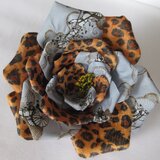 レトロプリント×ヒョウ柄のバラコサージュ（ブルー系）