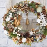 森の冬　素朴な木の実とゴールドのリース：クリスマス　ベル　木の実　雪の結晶　