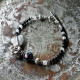 漆黒ヴェネチアアンティーク薔薇と勿忘草とカレンシルバー、グーズベリー、漆黒ビーズのブレス