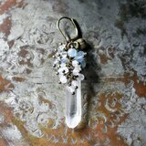 氷柱水晶とたわわなストーンビーズ、民族鈴の片耳ピアス