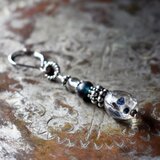 古代施釉水晶とインディゴブルーアンティークビーズアンティーク、古代水晶、シルバービーズの片耳ピアス