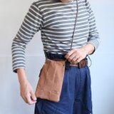 【国産ジビエ鹿革】ツギシカ・スマートフォンポシェット【茅葺／人々と自然が共存する本州・里山の原風景にちなんだキャメル】