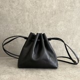 巾着バッグ　黒　イタリアンレザー　＜F＞