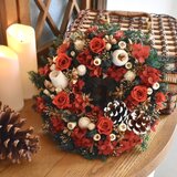 やさしい灯りに包まれるクリスマスリース　ガーデン