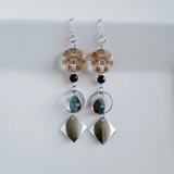 メタルプレートとしずくビーズが揺れるサークルフープがお洒落なピアス(シルバー×ブラック)