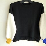 クルーネックのカラフルセーター