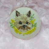 手刺繍 ブローチ 犬 ヨークシャーテリア ヨーキーとミモザ くるみボタン ハンドメイド