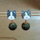彩色木彫刻イヤリング　ボンボン猫
