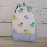 色とりどりのアヒルちゃんが泳ぐスマホショルダー