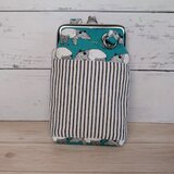 エメラルドグリーンがきれいなバクさんとストライプのスマホショルダー