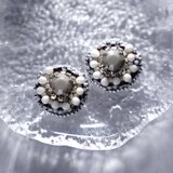 おしゃべりなピアス・イヤリング60｜グレーのビジュー×ブラック×大ぶり×選べる金具×ビーズ刺繍×サージカルステンレス
