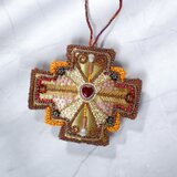 変形クロスのオーナメント No.2｜イエロー×レッド｜ビーズ刺繍×サテン｜一点物・個性的・クリスマスにも