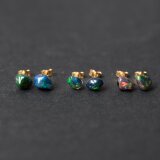 染色ブラックオパール ミニピアス 原石 鉱物 天然石 シンプル 仕事 オフィス 通勤 小さい (No.2918)