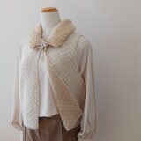 ウールファーの襟とブローチ付きベスト