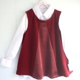 ボルドーカラーのフレアーベスト