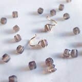 天然石のまきつくピアス：スモーキークォーツ　キューブカット