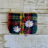 大人かわいい手刺繍お花×タータンチェックのフラットポーチ(ポケットティッシュサイズ) ウール　小物入れ　ギフト　クリスマス　