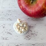 白いりんごのビーズ刺しゅうブローチ（K1237)