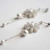 レジンアート　お花とコットンパールのピアス〈煙雨〉