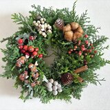 茶色の綿実と木の実のクリスマスリース