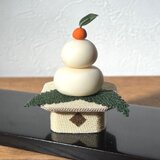 正月飾り【ミニ鏡餅　縮緬三宝付き】正絹　置物　コンパクト ミニチュア　上品　おしゃれ　ちりめん細工